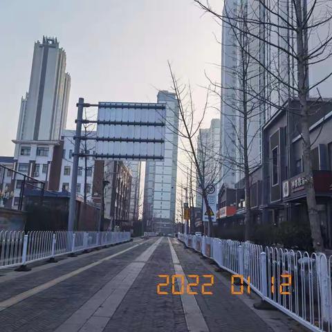 家长“护学岗”，牢筑冬日安全线，为学生撑起安全“保护伞”临沂一小东关校区五年级二班护学岗行动中