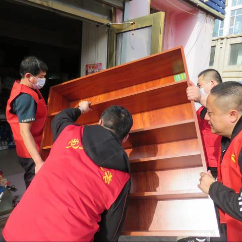 呼伦贝尔阿荣旗局党支部党员志愿服务小队为零售户更换卷烟柜台