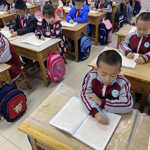 花样学习，畅游拼音乐园   ——辛置小学一年级二班拼音手抄报优秀作业展。