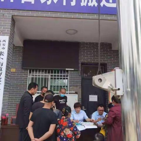 长庆西路支行开展网点合作进村发卡活动