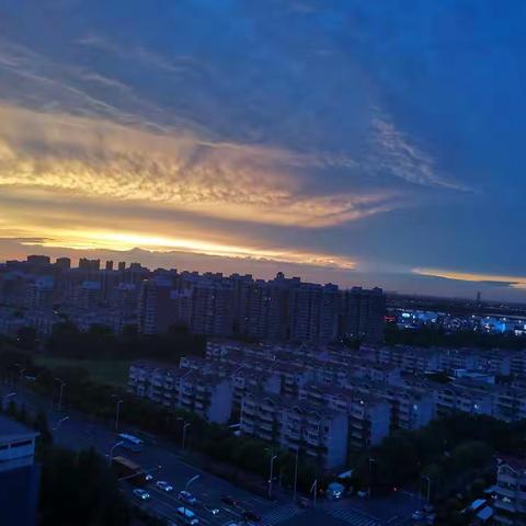 黄山如今披绿衣，青年当初怀远志。绿山年年有轮回，少年从此无青春。