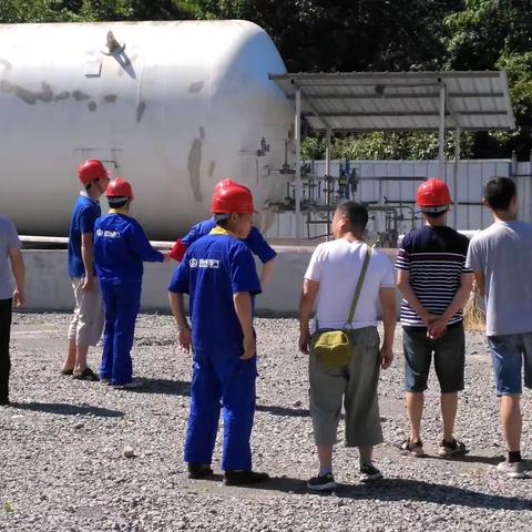 7月26日，遵义市安监局防爆专家在习水县城管局冯股长的陪同下莅临我司指导工作！