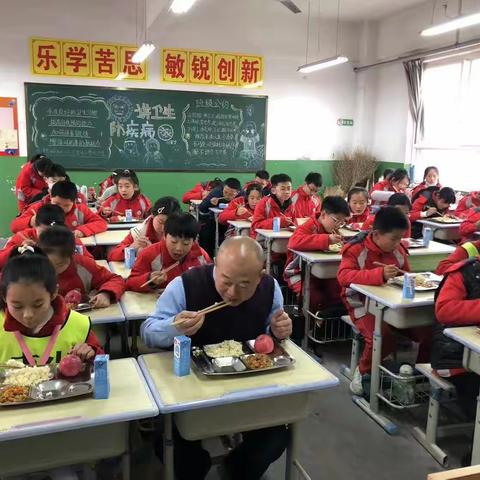 2023年11月15日中午，有幸代表古镇小学6年级3班家长参加了学校组织的家长陪餐活动。