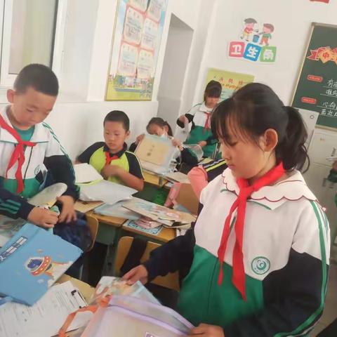 四（2）班对照课表整理书包主题教育活动