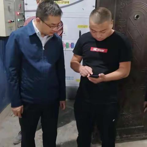 临潼区王浩区长夜查铁腕治霾工作