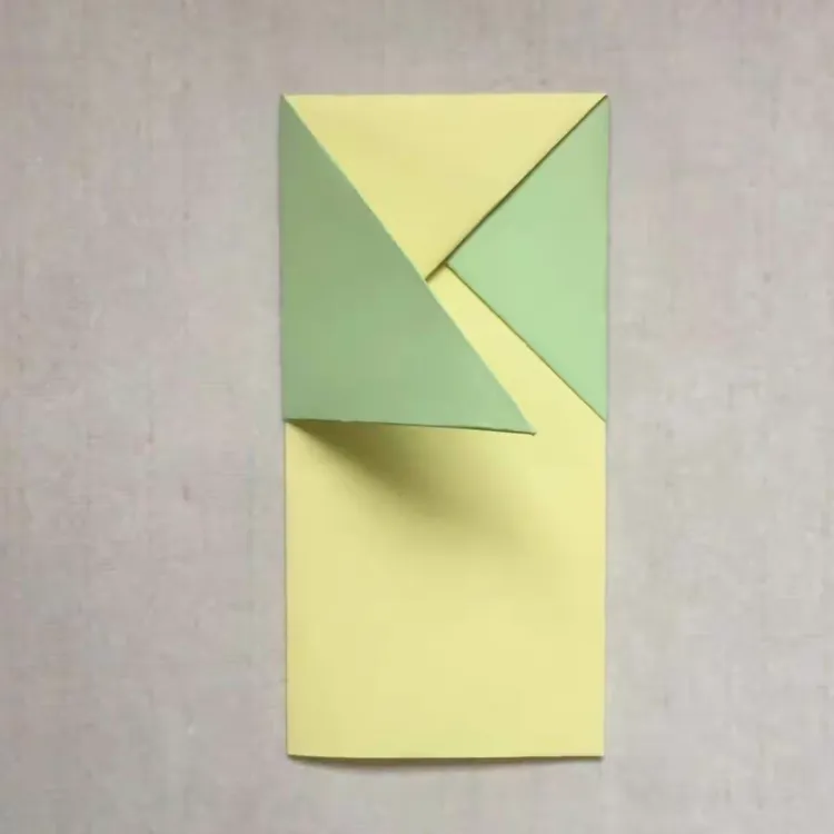 第三,将四个十字形的边按同一方向依次折角,并向内折入。