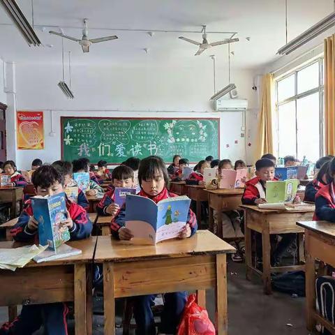 “悦”读成长一一                    神山镇中心小学二一班暑假读书分享