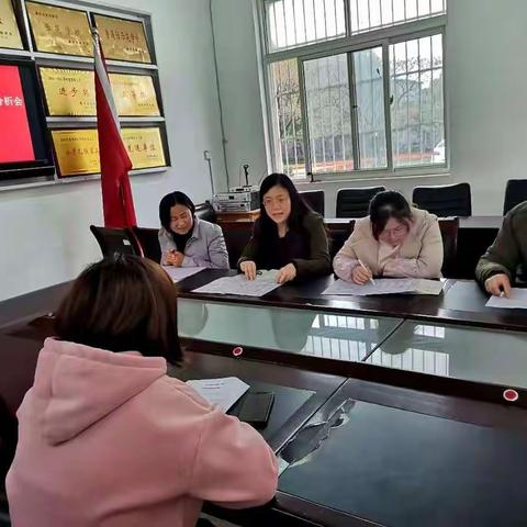 剖析得失，明确方向，让教研助推质量提升——荆泉小学召开语文、数学、科学、道法学科试卷分析会。