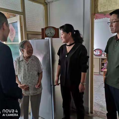 区人社局领导入户慰问南院门街道企退人员