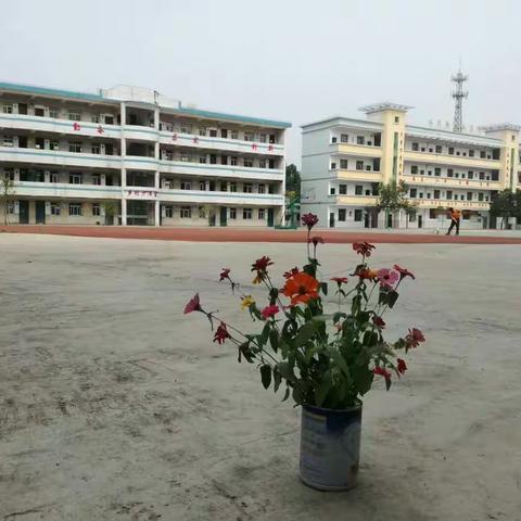 肖志辉校长……陪在师生旁，给予学校温度