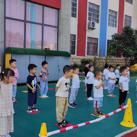 雅蒙幼儿园小二班《欢乐体智能 健康伴我行》