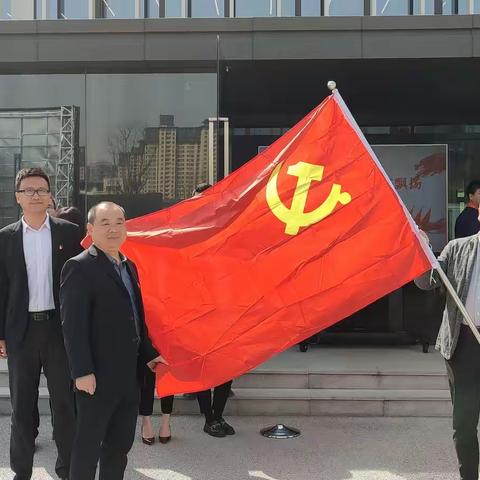 曲江建设集团开展庆祝建党100周年授党旗主题活动