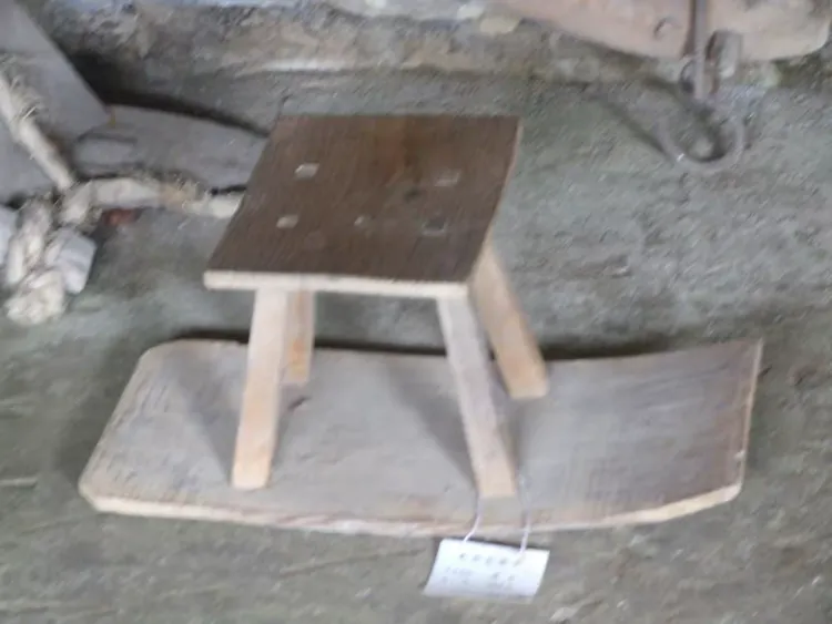 这叫“秧马”，是农村插秧时拔秧苗坐在泥田里用的。