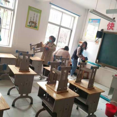 昆仑镇实验小学2019级一年级一班为新学期开学做准备