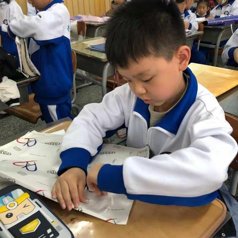 巧手包书皮 书本换新衣——咸水沽第三小学一年级劳动技能主题活动