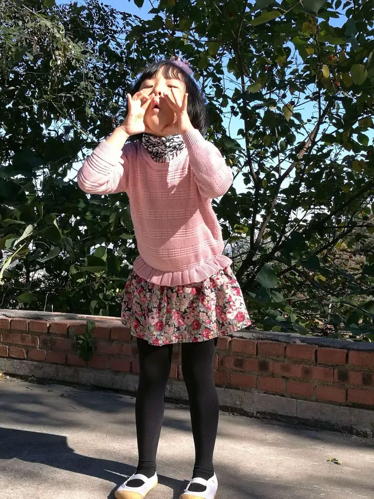 小朋友从小就喜欢拍照，摆pos还挺像模像样的😄💐