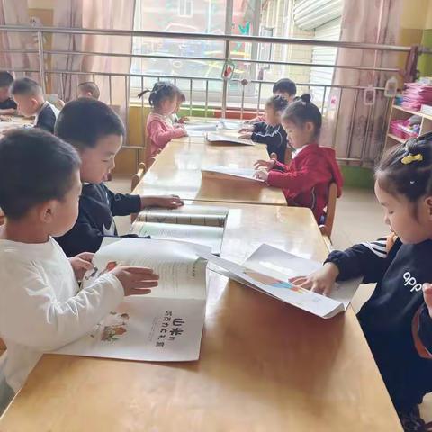 赵区幼儿园小一班世界读书日活动