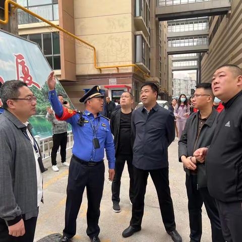 西街中队重拳出击拆靓城市