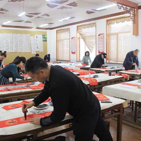 “杏坛艺苑书春联，翰墨丹心寄真情”甘州区美术学会赴大成学校送春联活动