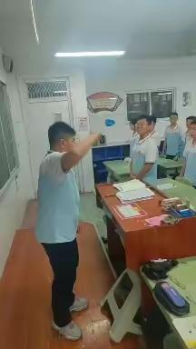 战鼓催奋进  雄心铸辉煌——滕西中学七年级举行期末冲刺班级宣誓。