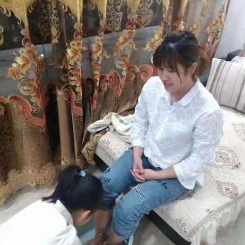 西花园小学“感恩有您”庆三八主题活动
