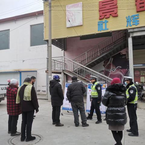 蓝田交警在普化镇开展交通安全宣传