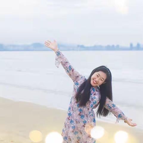 真情润心田      爱心伴成长                                                      ——黄敏老师