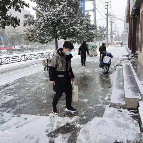 天寒人心暖   迎雪建终端