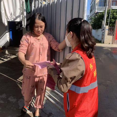 大占坡村网格员入户宣传禁止燃放烟花爆竹