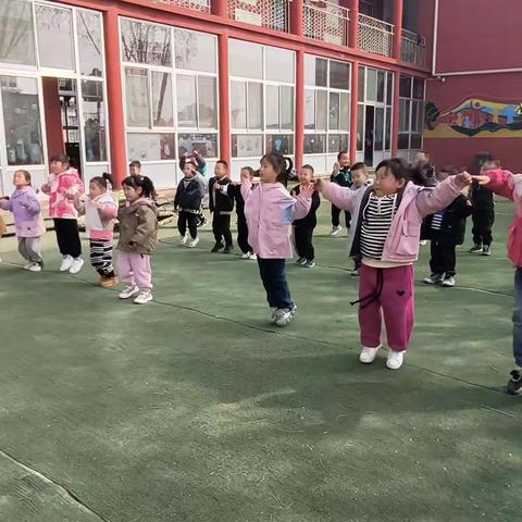 牛家寨幼儿园中班体适能《小小特种兵》