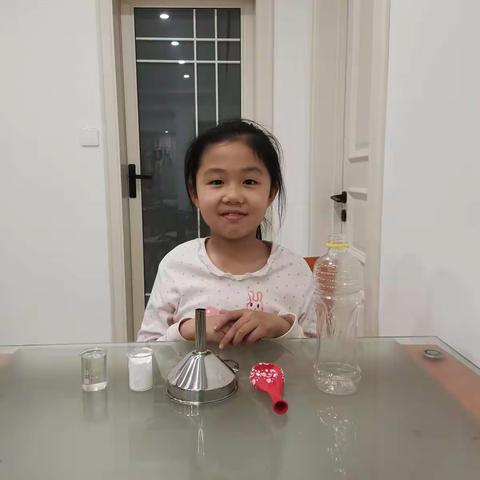 科学小实验 （瓶子吹气球）
