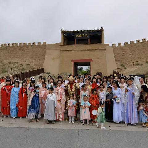 嘉峪关关城首届汉服秀，鬓发如云金步摇，霓裳羽衣舞今朝