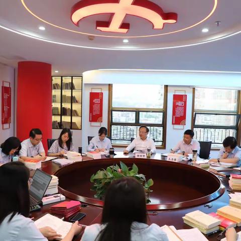 党委书记胡寄望同志与人力部党支部党员同过“政治生日”