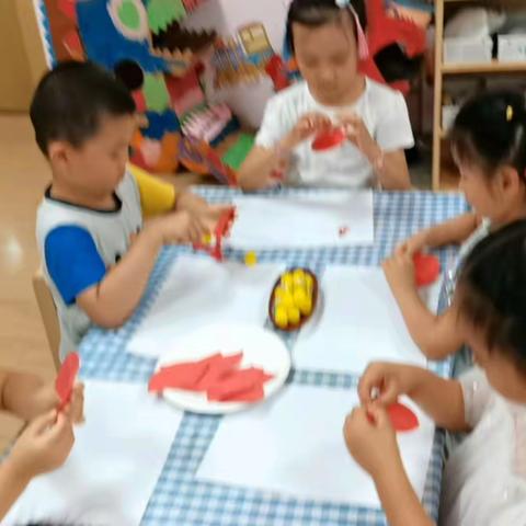 夏天来了   蚂蚁也来吃西瓜解暑啦！