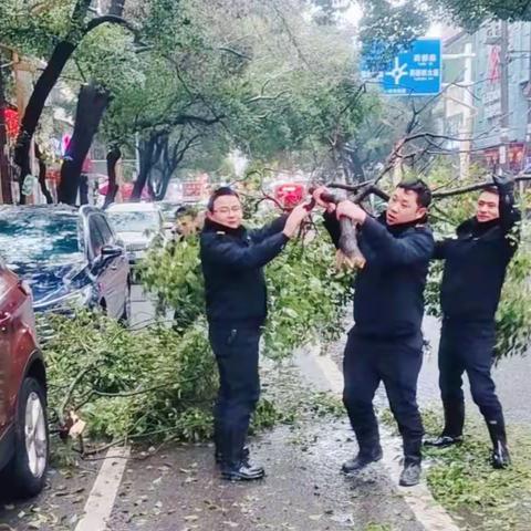 积极应对雨雪天气 城管在行动