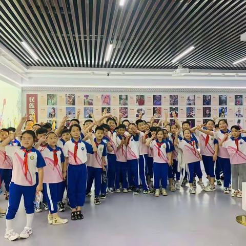 参观校园文化，感受别样风采——记新东云小学三年级部参观文化广场教育实践基地