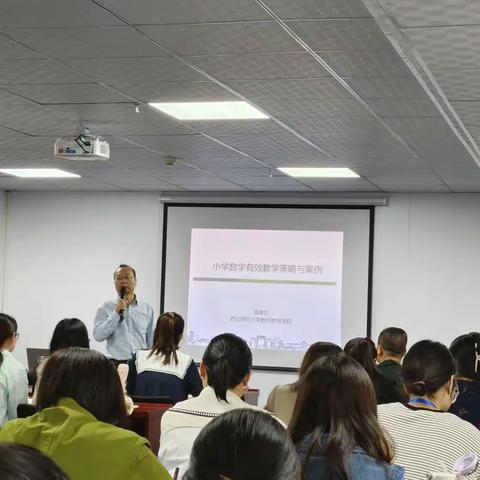 温建红教授为“‘国培计划’——甘肃省平凉市农村小学数学骨干教师能力提升培训项目”学员做培训报告