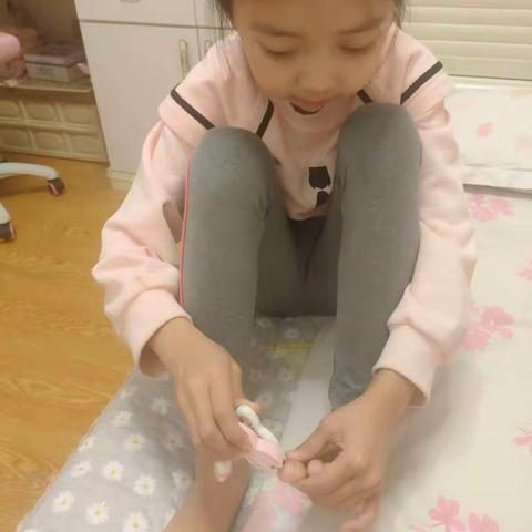 我会自己剪指甲  二年四班 丁木子