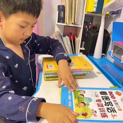 二年四班郎晨睿 会自己收拾书桌