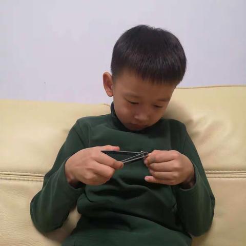 我会自己剪指甲 二年四班 闫家宁