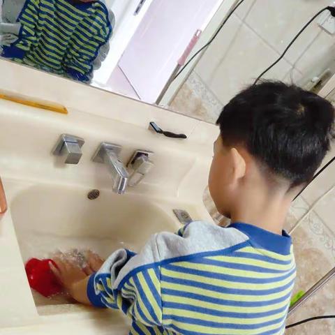 2-4李瀚宇 学会戴红领巾、洗红领巾