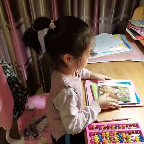 二年四班 温以勒 会自己收拾书桌