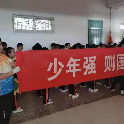 “少年强则国强”三年5班全体队员以整齐的步伐，嘹亮的口号及饱满的精神状态参加期待已久的运动会开幕式