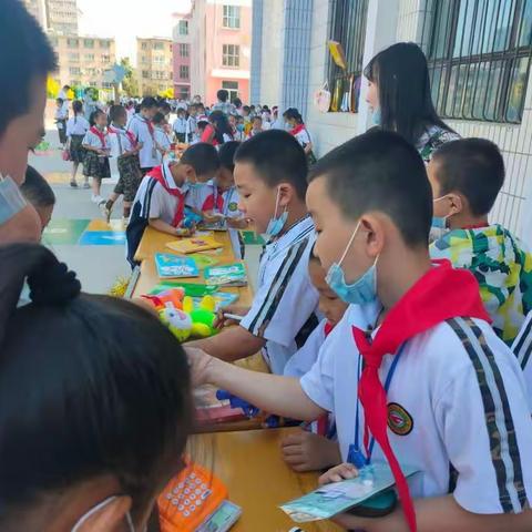 “校园绿色节约  市场有我做主”——七彩星班级开展庆“六一”跳蚤市场义卖活动