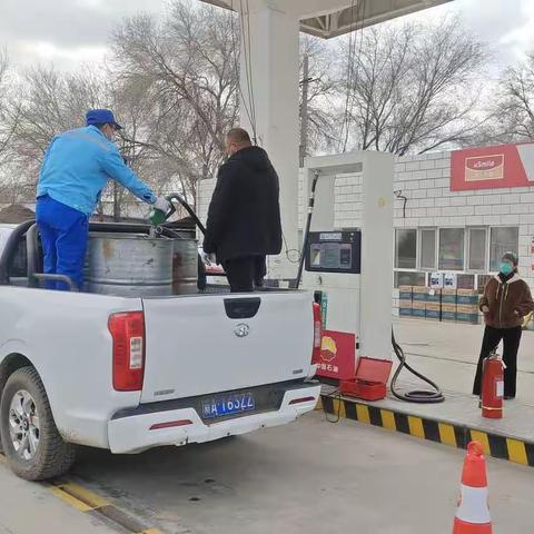 奇台片区东湾加油站用心服务为春耕“加油”