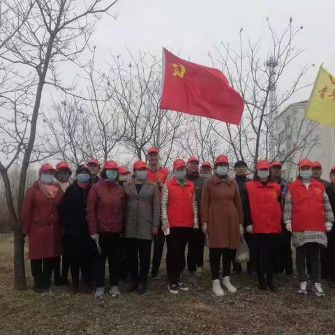 党员志愿捡垃圾美化环境我先行