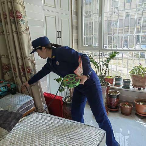 “敲门入户”|乌拉特前旗消防救援大队帮助独居老人查找整改家庭消防安全隐患
