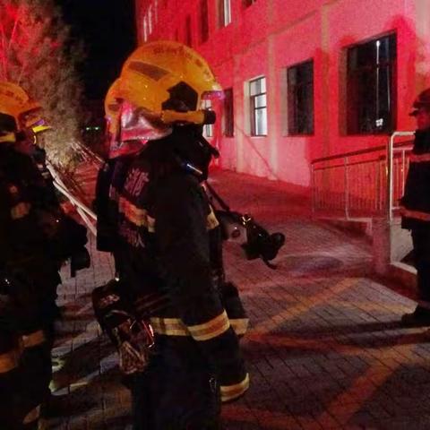 乌拉特前旗消防救援大队组织辖区妇幼保健医院开展夜间灭火救援实战演练