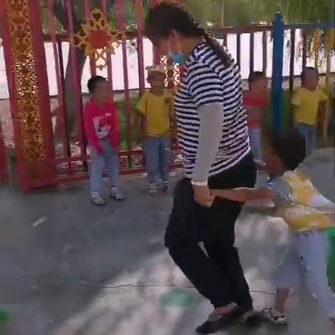 格达良乡提坚幼儿园小一班的自创活动