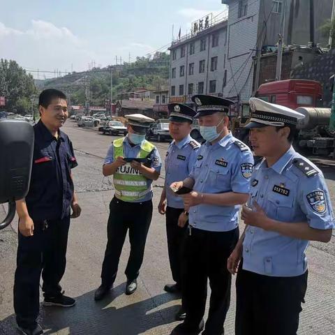 民爆大队与交警大队民警联合对危爆物品运输车进行安全检查